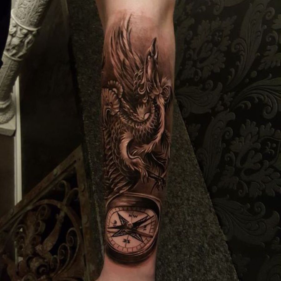 Tattoo Unterarm Drache mit Kompass