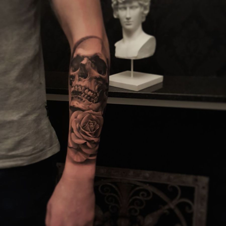Tattoo Unterarm Drache mit Kompass