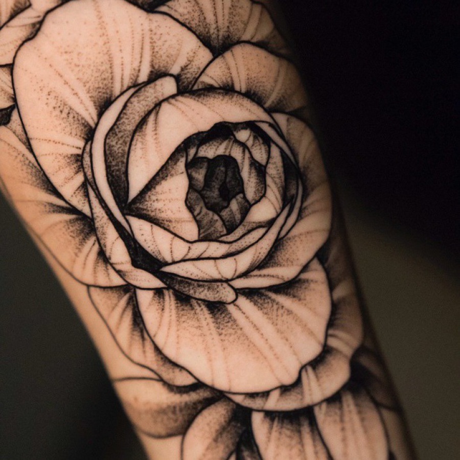 Blumen tattoo oberarm